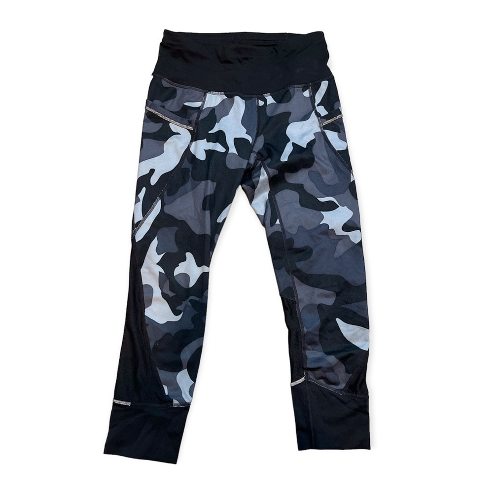 Athleta Shadow Camo Relay 2.0 Capri Leggings Black Gray Size XS Zip Pocket